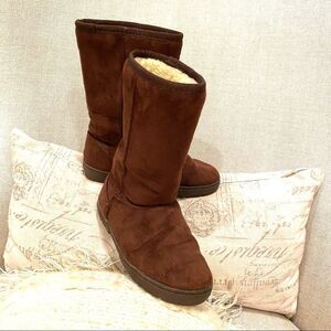Journee Collection Women’s Boot Brown Color Mid Calf Suede Sherpa Lined  Size 7